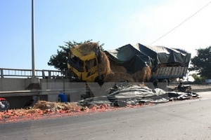 Ninh Bình: Lái xe ngủ gật đâm vào dải phân cách cầu Gián Khẩu