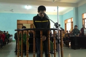 Bé gái trèo tường ra ngoài giữa đêm, bạn trai lĩnh án tù