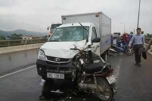 Xe máy đấu đầu xe tải trên cầu, nam thanh niên tử vong