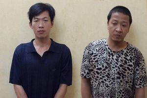 Bắt giữ hai kẻ tàng trữ ma túy cầm dao cố thủ, hắt xăng vào cảnh sát