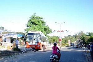 Đặt biển báo thi công khó quan sát, xe khách tông nát taluy đường