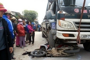 Nam thanh niên bị xe tải cán tử vong trên đường quê