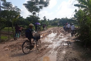 Người dân khốn khổ vì đường bị dừng thi công