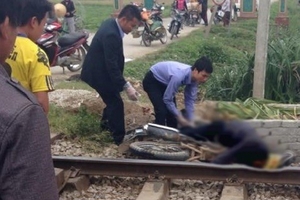 Nghệ An: Tàu hỏa hất tung xe máy, người đàn ông chết thảm