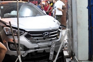 TP.HCM: "Xe điên" tông hàng loạt xe máy và người đi bộ, 1 người chết