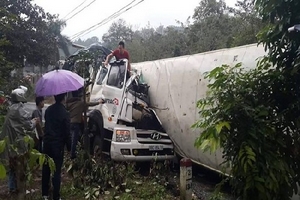 Xe tải nát bét khi đấu đầu container, hai người tử vong