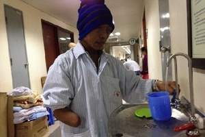 Nỗi đau của người đàn ông 12 năm chống chọi với tử thần