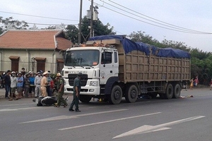 Rẽ trái sang đường, 2 chị em ruột chết thảm dưới bánh xe tải