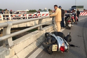 Hải Dương: Một phụ nữ rơi từ trên cầu vượt xuống đất tử vong