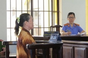 Bỏ thuốc sâu vào ly cà phê để đầu độc cha