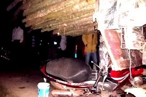 Xe máy đâm vào đuôi xe tải, 3 người nguy nguy kịch