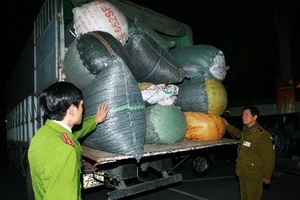 Gần Tết, hàng lậu ồ ạt vào Hà Nội