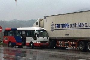 Thanh Hóa: Xe container đâm xe khách, nhiều người bị thương