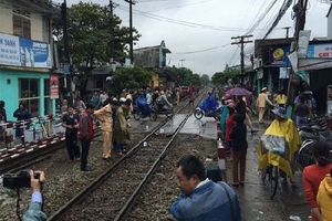 Nam thanh niên lao vào đoàn tàu đang chạy tự tử