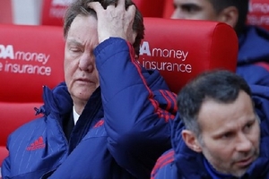 Van Gaal cân nhắc việc từ chức: Giữ chút sĩ diện cuối cùng