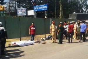 Va chạm với xe container, 2 bà cháu chết thảm