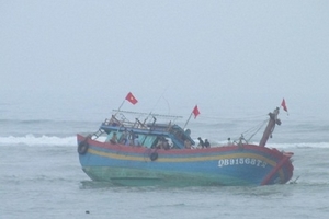 Quảng Bình: Tàu cá bị mắc cạn tại sông Nhật Lệ