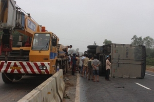 Xe tải "cày nát" dải phân cách, lật nghiêng giữa quốc lộ