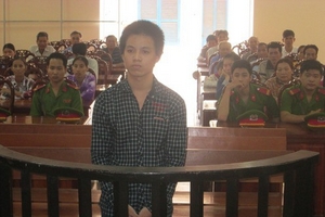 Sát hại bé gái 13 tuổi để cướp điện thoại di động