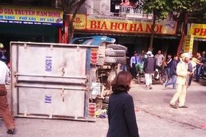 Xe tải bị tàu hoả tông văng, 2 người nguy kịch