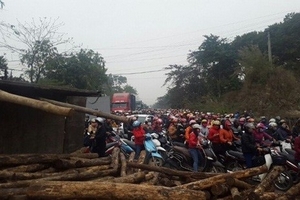 Xe tải chở gỗ lật giữa đường, QL2 ùn tắc nghiêm trọng