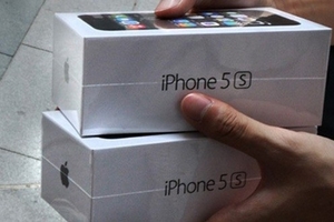 Cán bộ hải quan tiếp tay buôn lậu hơn 700 chiếc iPhone