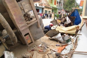 Xe bồn tuột dốc đè chết hai người