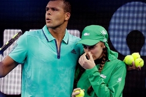 Tsonga có hành động đẹp với cô gái nhặt bóng ngay trên sân đấu