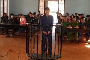 Ép bé gái uống rượu không được, kéo vào lô cà phê hiếp dâm