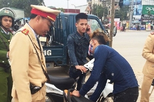 Hà Nội: Mạnh tay dẹp vấn nạn không đội mũ bảo hiểm ở ngoại thành