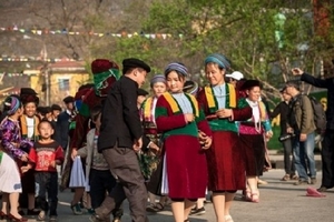 Ngày xuân đi hội “vỗ mông” chọn bạn tình