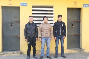 Dùng vỏ chai, gậy gỗ tấn công Trưởng Công an thị trấn