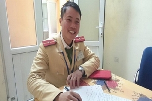 CSGT cứu thanh niên định tự tử trên cầu Chương Dương