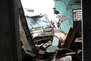 Xe tải mất lái đâm sập nhà dân, hai bà cháu thoát chết trong gang tấc