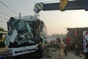 Xe tải tông nhau, 2 người chết và 4 người bị thương