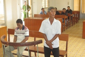 Trộm bình ắc quy khi đi chài cá