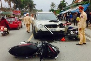 Ô tô mất lái gây tai nạn liên hoàn, 5 người bị thương