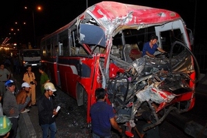 Xe khách đâm trực diện xe bồn làm 11 người thương vong