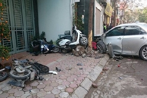 Hà Nội: Xe ô tô Camry gây tai nạn kinh hoàng, 3 người thương vong