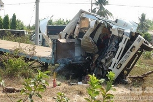 Xe tải nổ lốp trên quốc lộ làm 3 người tử vong