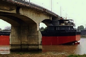 Tàu thuỷ đâm nứt cầu, mắc kẹt nhiều giờ đồng hồ