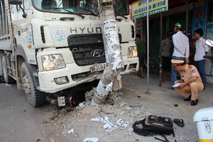 Xe tải mất lái gây tai nạn làm 2 người bị thương nặng