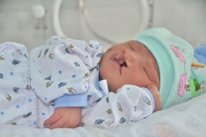 Giữa đêm, đem bé trai dị tật bẩm sinh bỏ trong sân bệnh viện