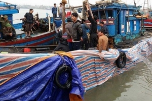 Nghệ An: Trục vớt thành công tàu cá bị chìm trên biển