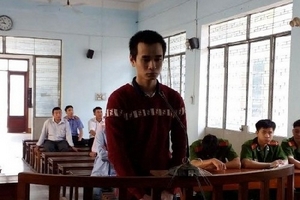 "Yêu râu xanh" đội lốt thầy giáo hiếp dâm rồi cướp tài sản