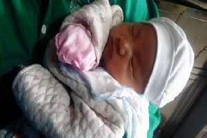 Hà Nội: Bé trai hơn 1 tháng tuổi bị mẹ bỏ rơi kèm một bức thư