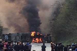 Hai người phụ nữ bị bỏng nặng trong vụ xe khách lao vào xe bồn