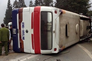 Lào Cai: Xe khách lật trên quốc lộ, 6 người thương vong
