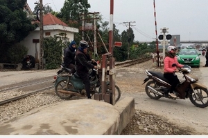 Nghệ An: “Quên” cầu vượt, người dân mạo hiểm cắt ngang qua đường sắt