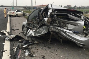 Ô tô biến dạng sau cú đâm trên cao tốc, 3 người bị thương